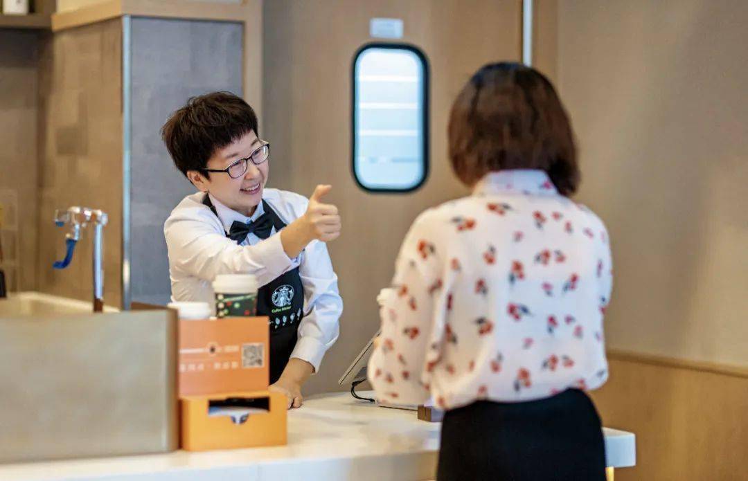 星巴克上海再拓手语服务，第二家手语门店温馨开业
