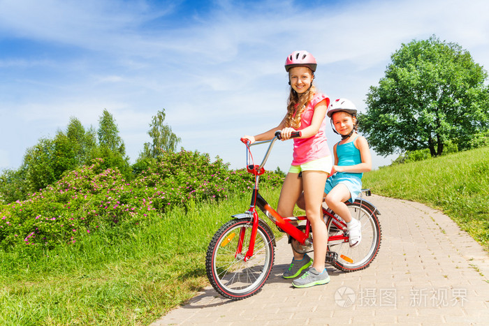 12岁女孩适合骑什么自行车 八岁儿童适合骑几寸的自行车