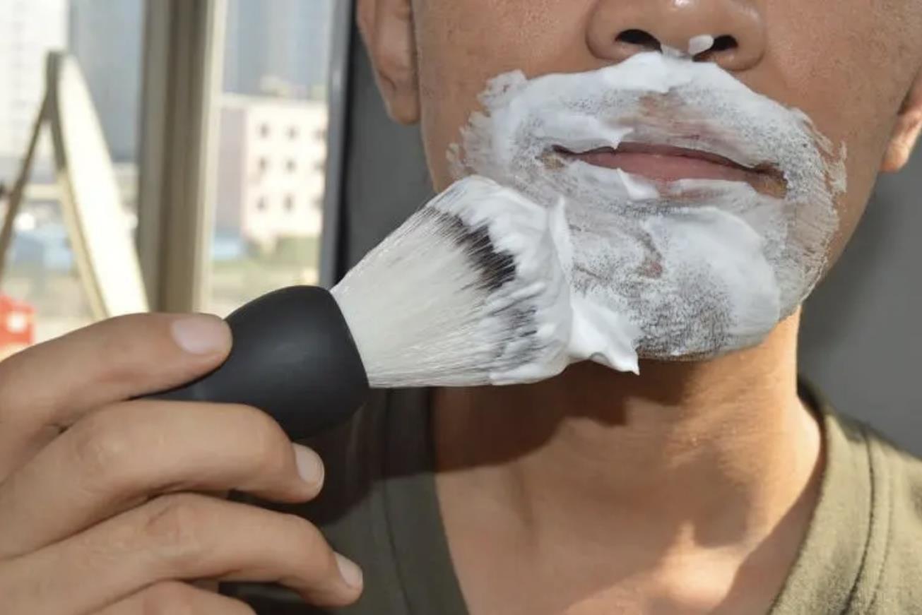 男士脸部干燥问题解决：4大补水保湿方法助你远离干燥肌肤