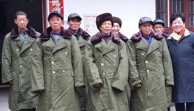 东北年轻人热衷军装夹克，传统羽绒服逐渐失宠