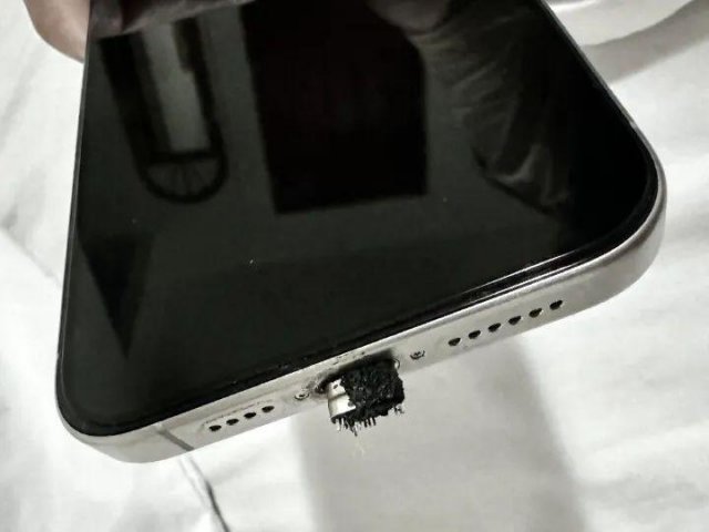 iPhone15充电口悲剧：安卓数据线引发火灾，焦痕斑斑