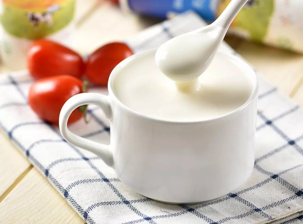 儿童可以喝酸奶吗(伊利的安慕希酸奶适合小学生喝吗)