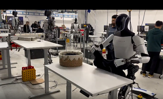 特斯拉人形机器人“擎天柱”惊艳亮相，叠衣服技能让人惊叹