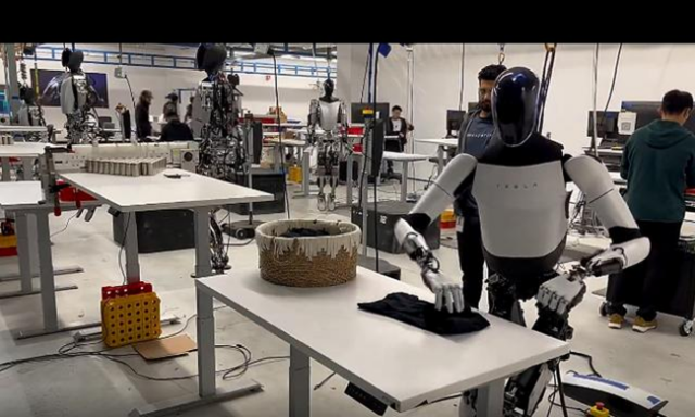 特斯拉人形机器人“擎天柱”惊艳亮相，叠衣服技能让人惊叹