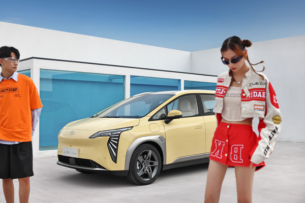 广汽埃安跟进新能源价格战，小米14Ultra海外热议：双重冲击下的新能源汽车市场
