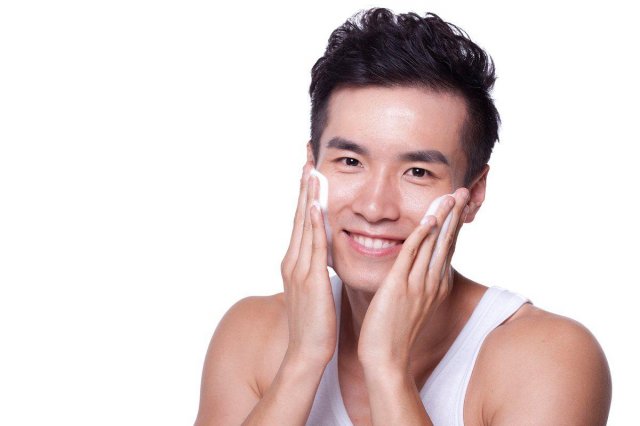 男性皮肤黝黑是否与日晒有关？揭秘美白肌肤的有效方法