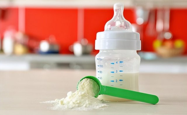 新生儿一天喝多少奶粉，刚出生的婴儿奶粉喂多少毫升