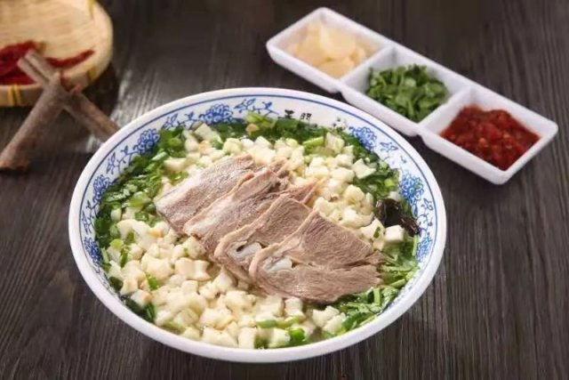 西安美食探秘：肉夹馍、羊肉泡馍、葫芦鸡，五道必尝佳肴引领味蕾盛宴