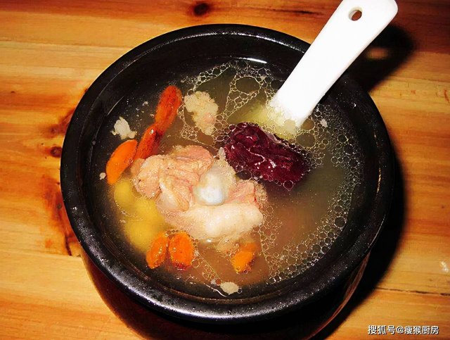 俄罗斯美食盛宴：罗宋汤荣登十大名菜之首，传统汤品的味蕾传奇