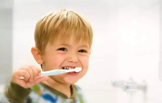 小孩子怎么刷牙呀，小孩子怎么刷牙的