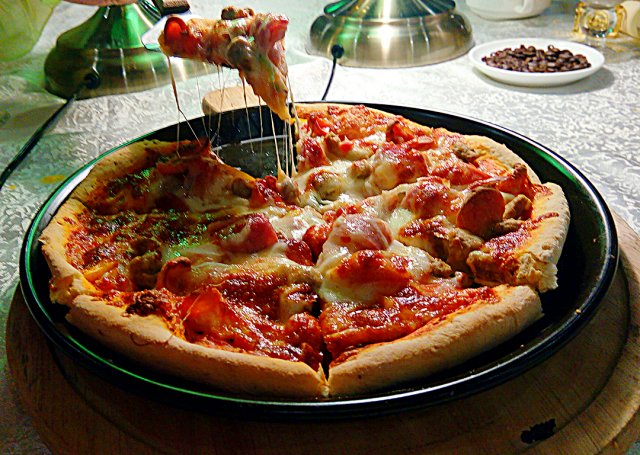 必胜客至尊披萨中 材料 五香牛肉 怎么做 必胜客的披萨好吃吗