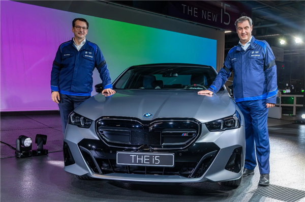 宝马首款纯电豪华轿车 i5 在欧洲隆重下线，引领电气化未来