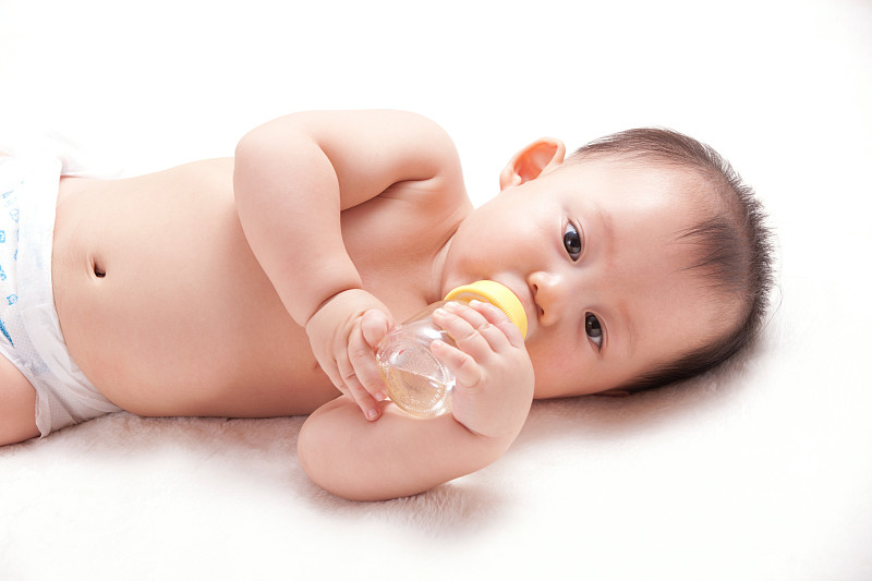 宝宝断奶用什么转换器 给宝宝转奶的正确方法，转奶的注意事项