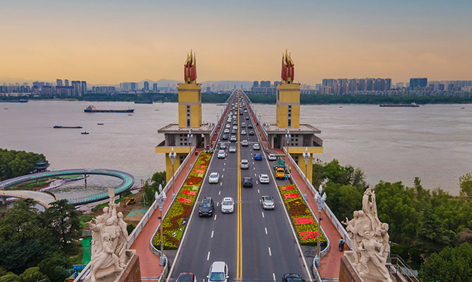 南京长江大桥通车纪念：探索历史与工程的壮丽之旅，立即启程