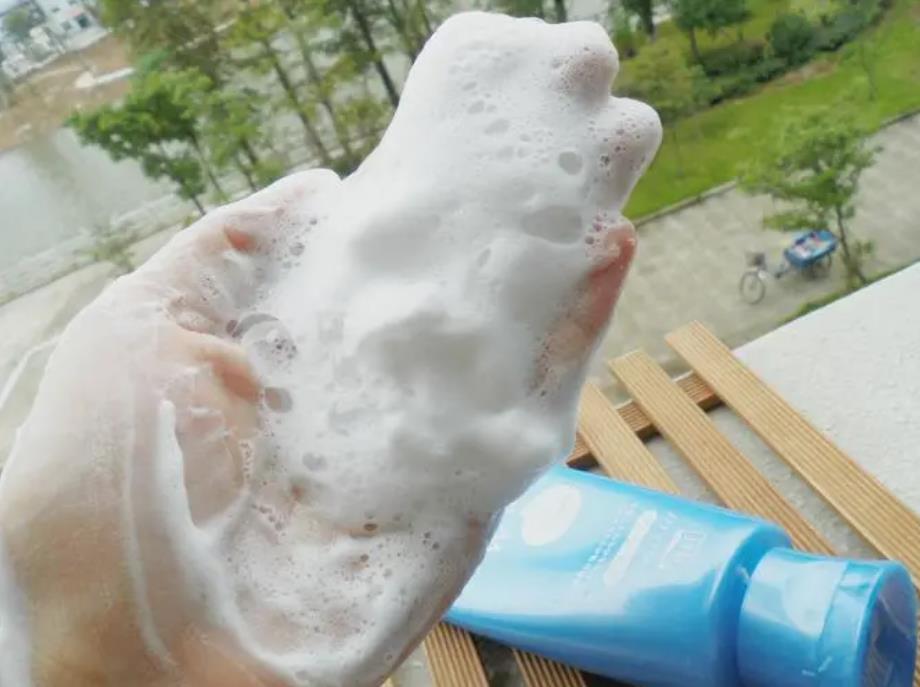 泡沫洗面奶和鼻贴可以一起用吗，泡沫洗面奶和洗面奶的区别