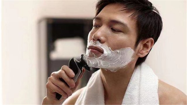 男士剃须技巧：如何正确使用剃胡刀打造完美胡须