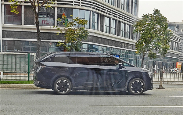 小鹏全新旗舰MPV X9实车亮相：首款大溜背尾窗设计，引领年轻潮流
