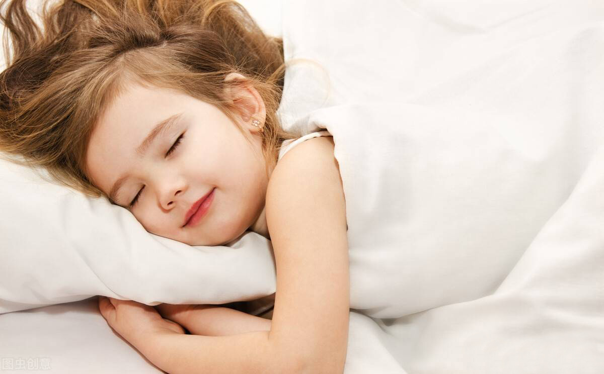 如何让宝宝安全地睡觉：降低趴着睡的风险