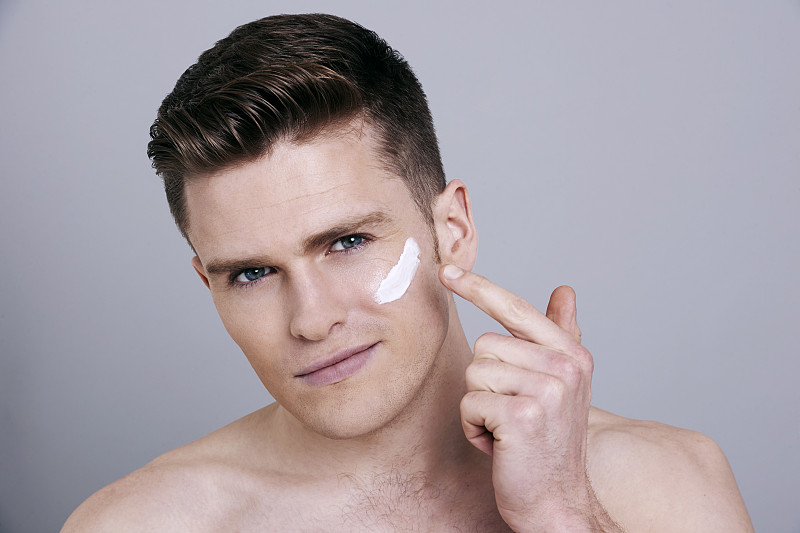 男士眼部肌肤保养秘籍：三种实用方法助你焕发青春光彩