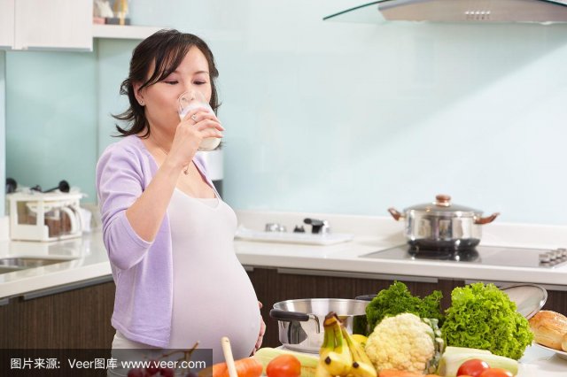 一天牛奶摄入量过多会怎么样 孕妇每天牛奶摄入量标准