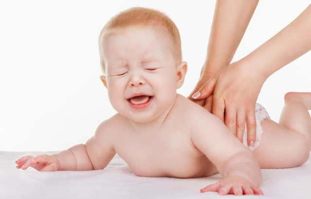 抚摸和按摩婴儿并不是那么简单父母应该做好充分的准备和护理工