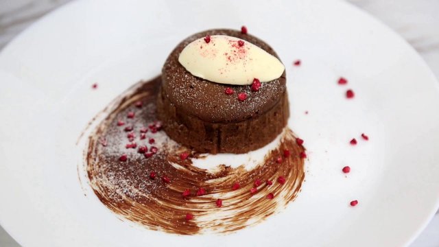 法国甜品界霸主：熔岩巧克力蛋糕荣获十大之首