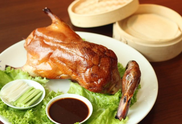 北京烤鸭荣登中国十大地方名吃榜首，美食之都的骄傲