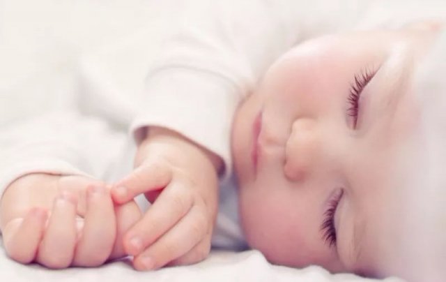 婴儿晚上睡觉哭闹是什么原因？宝宝夜里哭闹怎么回事