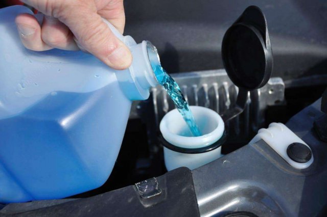 汽车玻璃水多久加一次水，汽车玻璃水是哪个图标