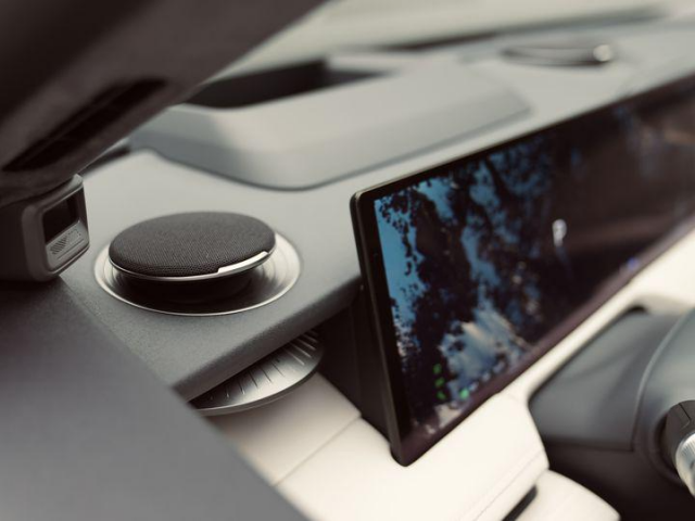 吉利银河E8: 2023年唯一屏幕的电动汽车，性能与设计兼具