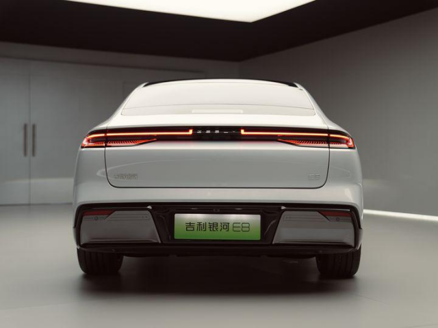吉利银河E8: 2023年唯一屏幕的电动汽车，性能与设计兼具