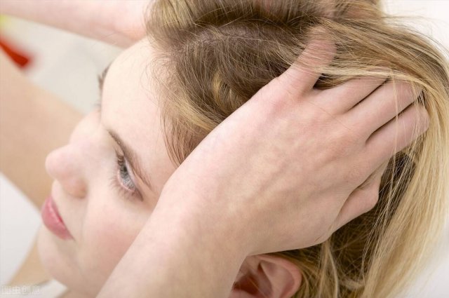 脱发和瘙痒可能表明你正在经历脱发或其他头皮疾病