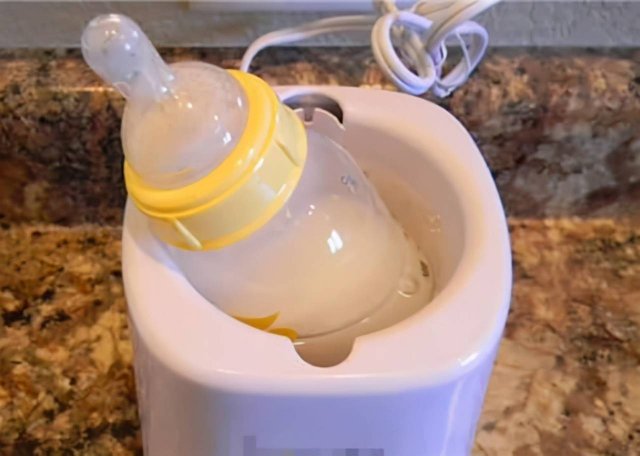 你可以试着把孩子的四维葡萄牙钙颗粒和母乳混合在一起喂给宝宝