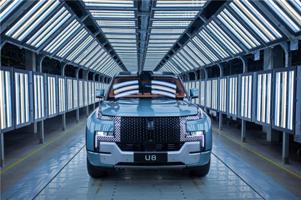 比亚迪仰望U8豪华版首批量产车下线，五色炫目上市，仅售109.8万元