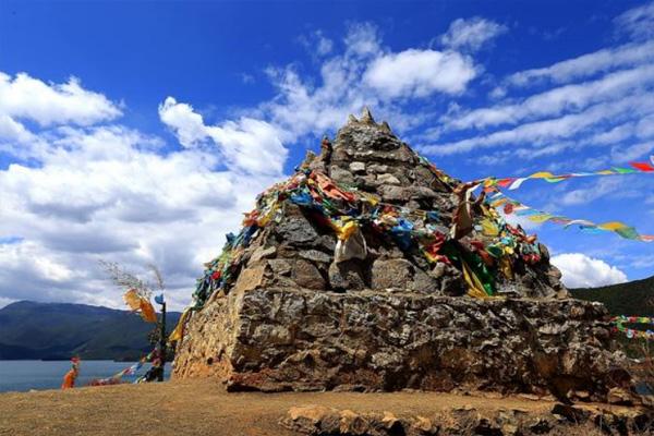 西藏路边的石头堆是什么意思(西藏地区路边的石头堆)