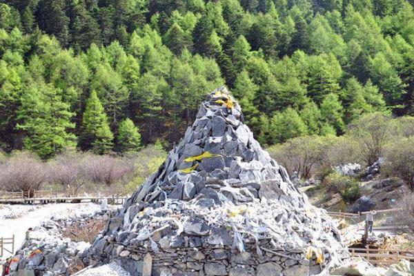 西藏路边的石头堆是什么意思(西藏地区路边的石头堆)