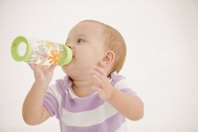 三个月的宝宝光喝水不吃奶「3个月婴儿不爱吃奶爱喝水」