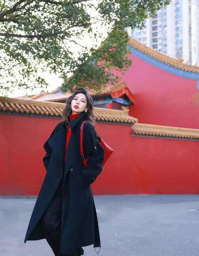 中年女性的大衣风衣搭配指南：高级优雅的秋冬时尚秘籍