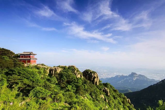 泰山之巅，海拔1545米，中国五岳之首，登临其上，感受自然之威