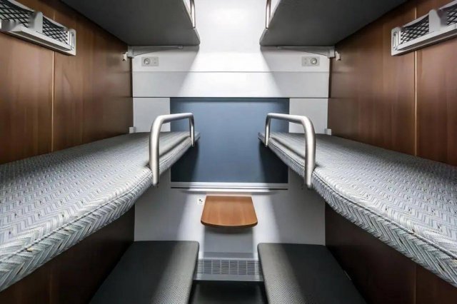 火车卧铺揭秘：硬卧6床隔间，软卧4床设计，舒适与私密完美融合