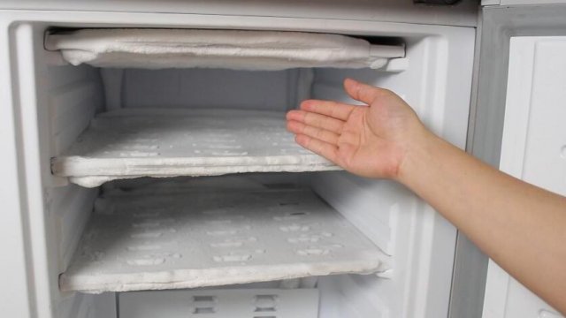 冰箱结冰的原因和解决方法(冰箱老结霜是什么原因)