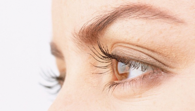 女性眼部细纹预防秘籍：轻松拥有年轻明亮的双眼