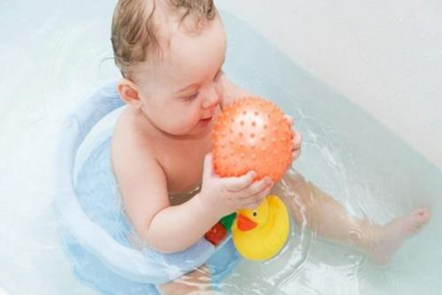 有些婴儿害怕洗澡母亲在给他们洗澡时需要适当的安慰