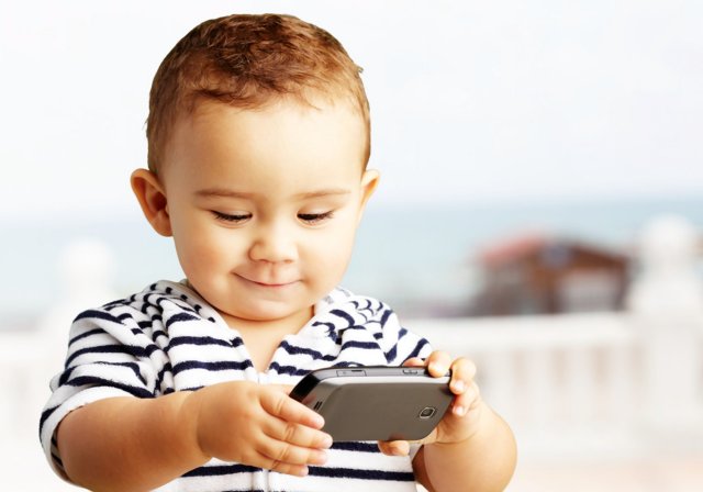 孩子玩手机的危害到底有多大了，孩子玩手机带来的危害