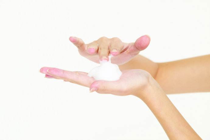 合理使用洗面奶，才能保护我们的面部皮肤，又能有效吸