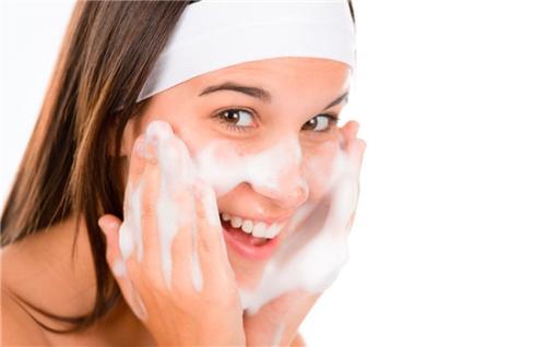 合理使用洗面奶，才能保护我们的面部皮肤，又能有效吸