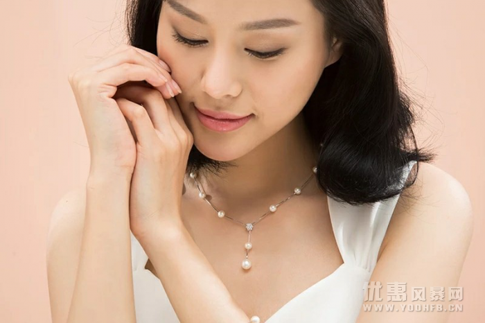女人就要珠宝点缀，珠宝首饰可加持女性温婉气质。